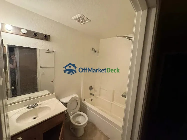 Off-market house in Mesa, Arizona — 4 beds, 2 baths, $284,990 — photo 5 of 8