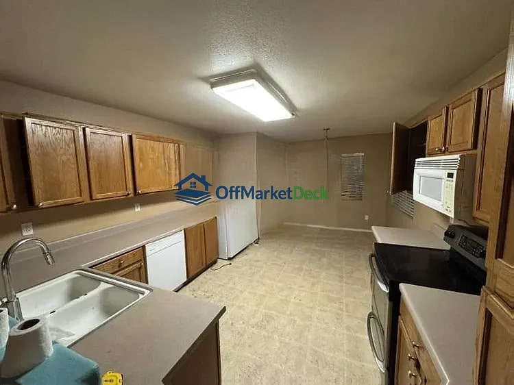 Off-market house in Mesa, Arizona — 4 beds, 2 baths, $284,990 — photo 3 of 8