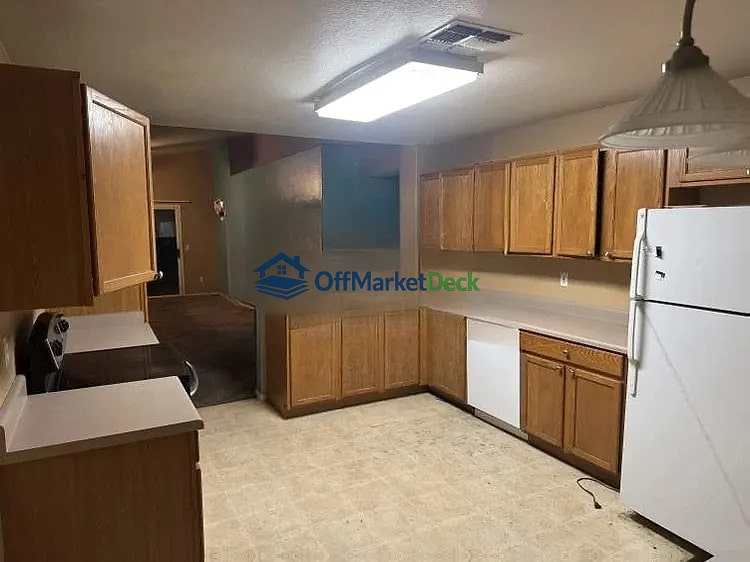 Off-market house in Mesa, Arizona — 4 beds, 2 baths, $284,990 — photo 4 of 8