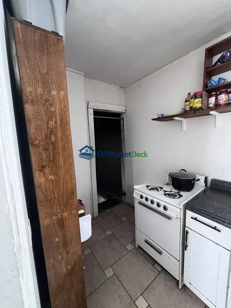 Off-market house in Cleveland, Ohio — 2 beds, 1 bath, $75,000 — photo 3 of 8