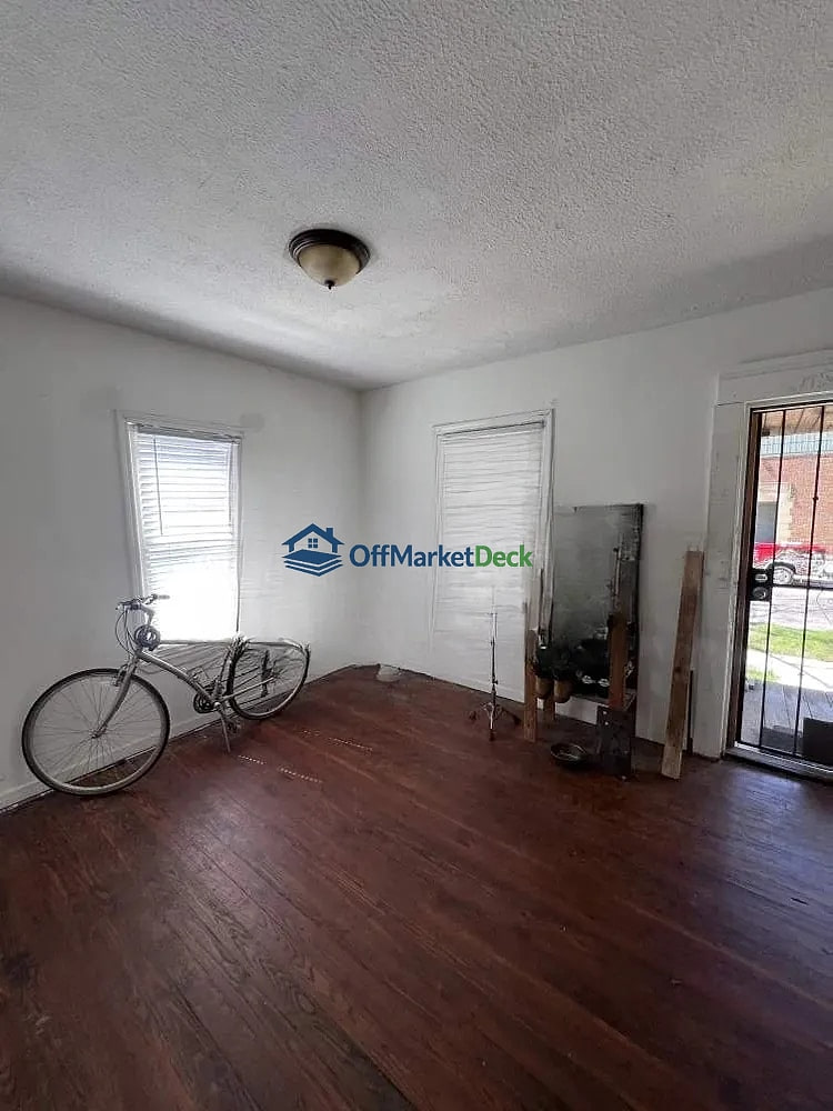 Off-market house in Cleveland, Ohio — 2 beds, 1 bath, $75,000 - Blurred background Image