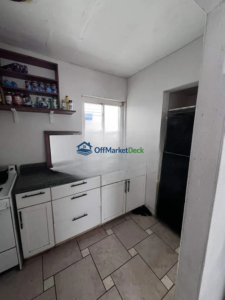Off-market house in Cleveland, Ohio — 2 beds, 1 bath, $75,000 — photo 2 of 8