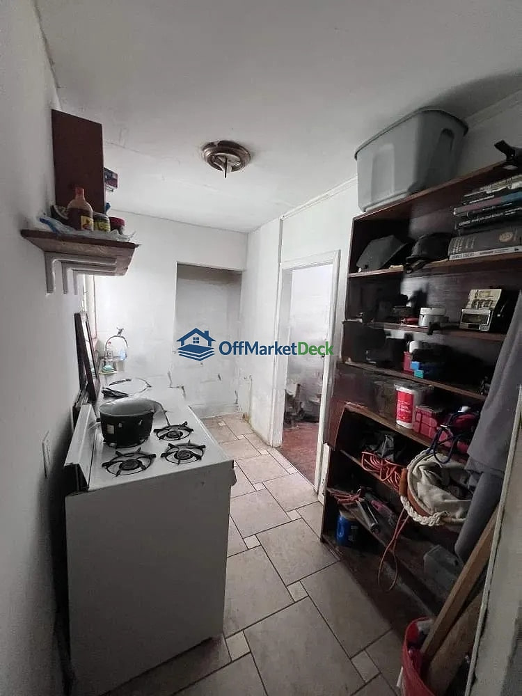 Off-market house in Cleveland, Ohio — 2 beds, 1 bath, $75,000 — photo 4 of 8