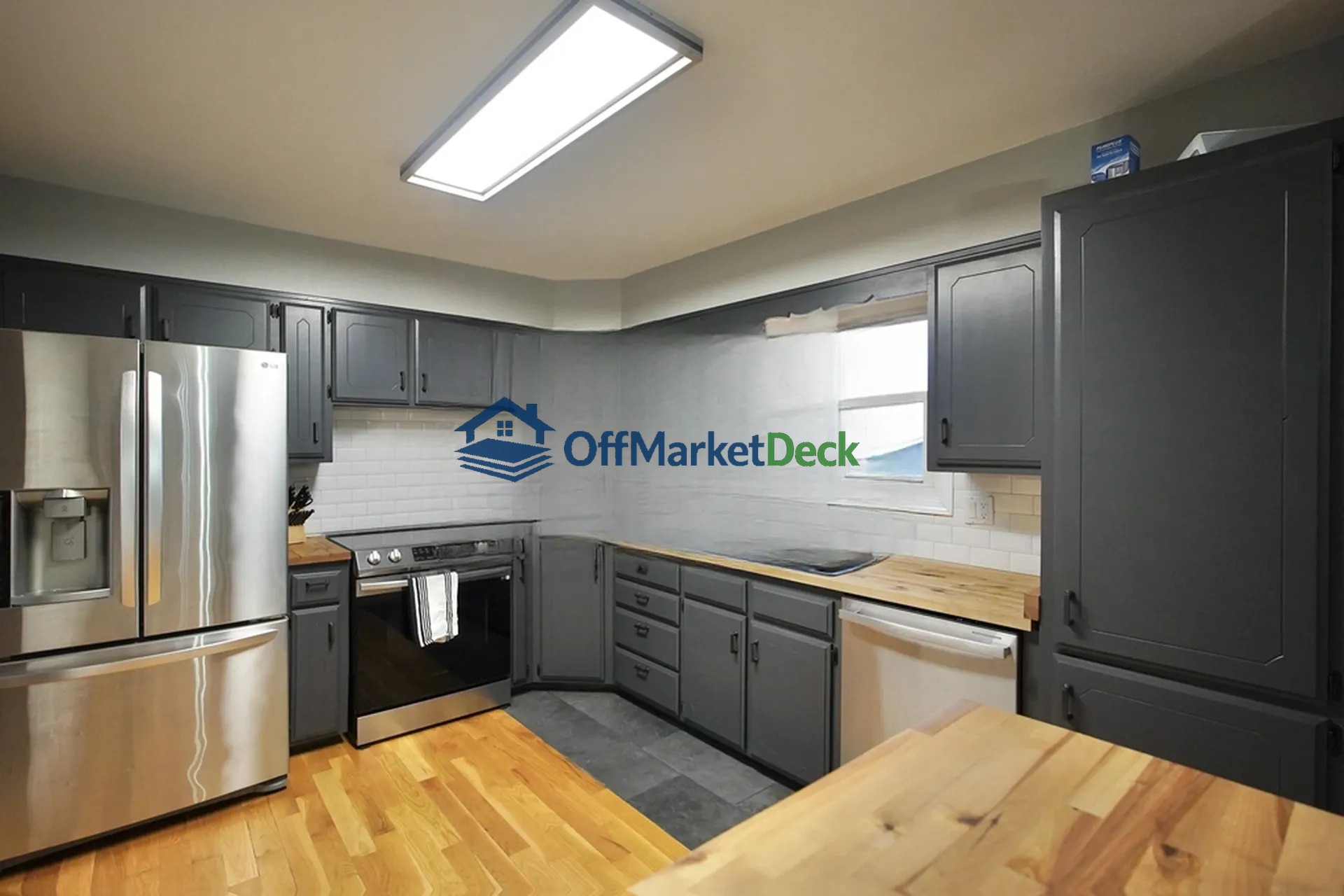 Off-market house in Casper, Wyoming — 3 beds, 2.5 baths, $400,000 — photo 2 of 8