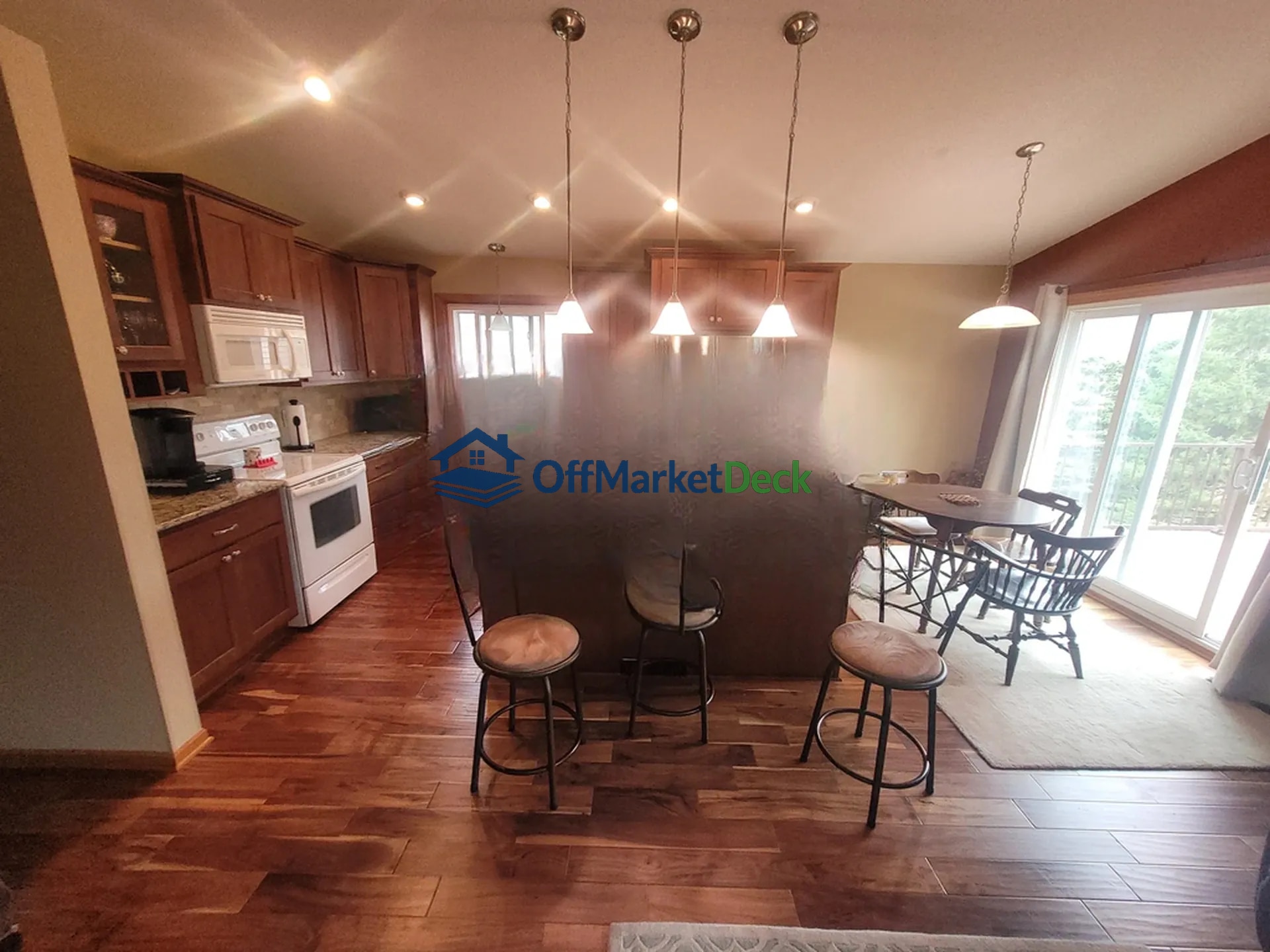 Off-market house in Cottage Grove, Minnesota — 4 beds, 2 baths, $380,000 — photo 8 of 8