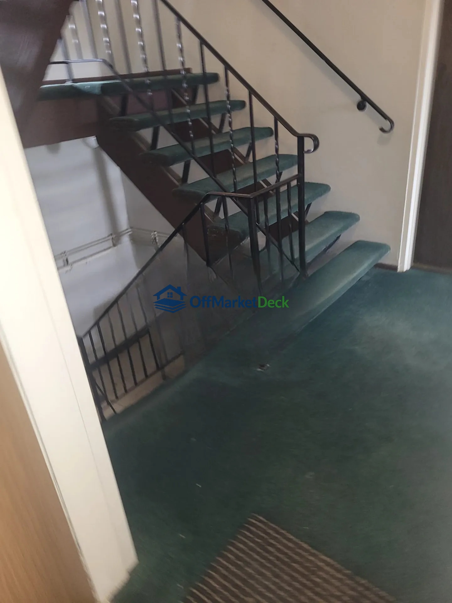 Off-market house in Burnsville, Minnesota — 1 bed, 1 bath, $69,450 — photo 2 of 8