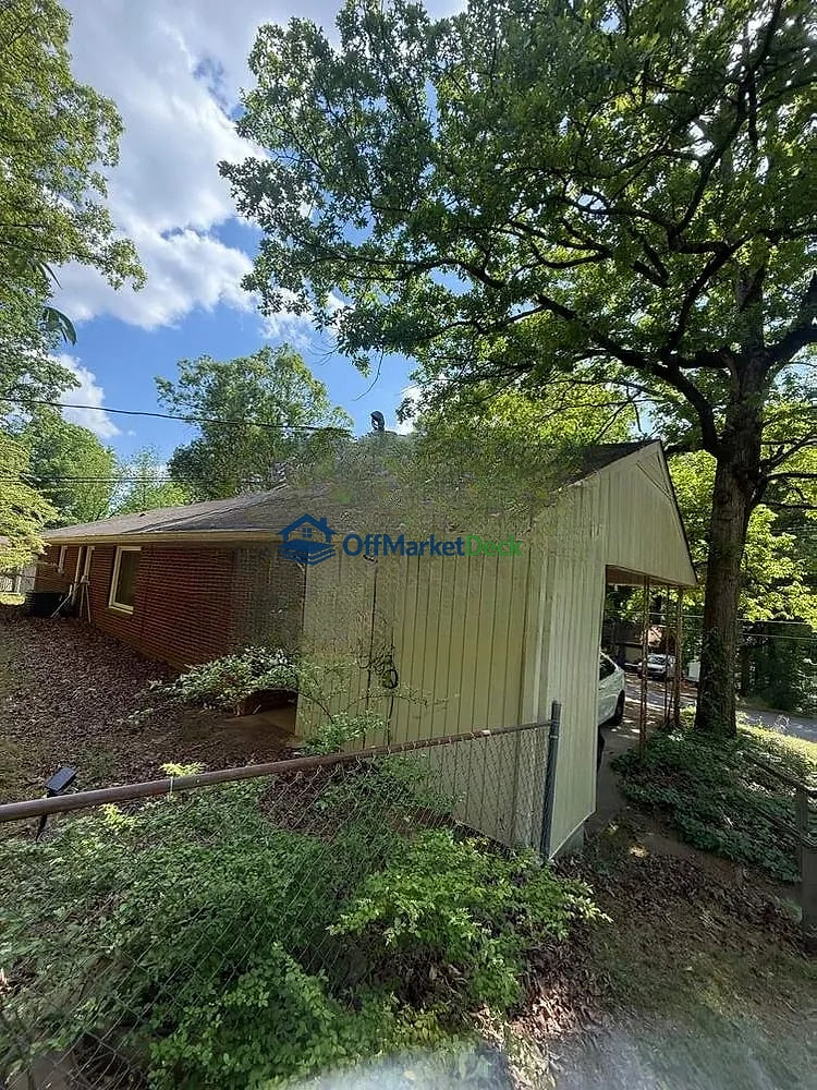 Off-market house in Florence, Alabama — 3 beds, 1 bath, $92,000 — photo 5 of 8