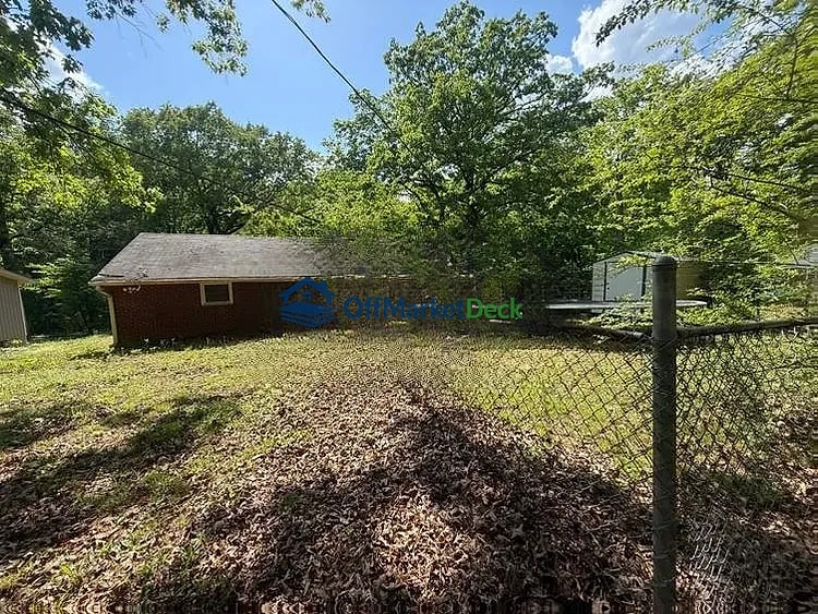 Off-market house in Florence, Alabama — 3 beds, 1 bath, $92,000 — photo 6 of 8