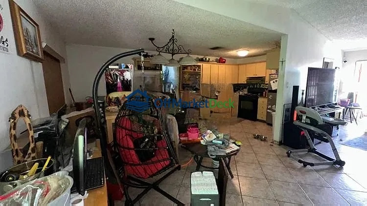 Off-market house in Hollywood, Florida — 3 beds, 2 baths, $395,000 — photo 5 of 8