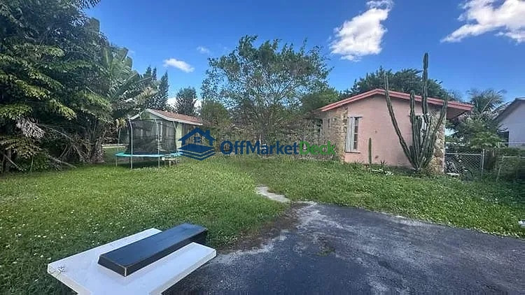 Off-market house in Hollywood, Florida — 3 beds, 2 baths, $395,000 — photo 8 of 8