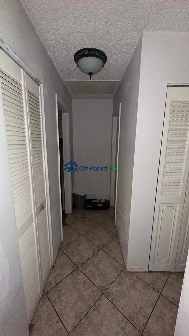 Off-market house in Hollywood, Florida — 3 beds, 2 baths, $395,000 — photo 7 of 8
