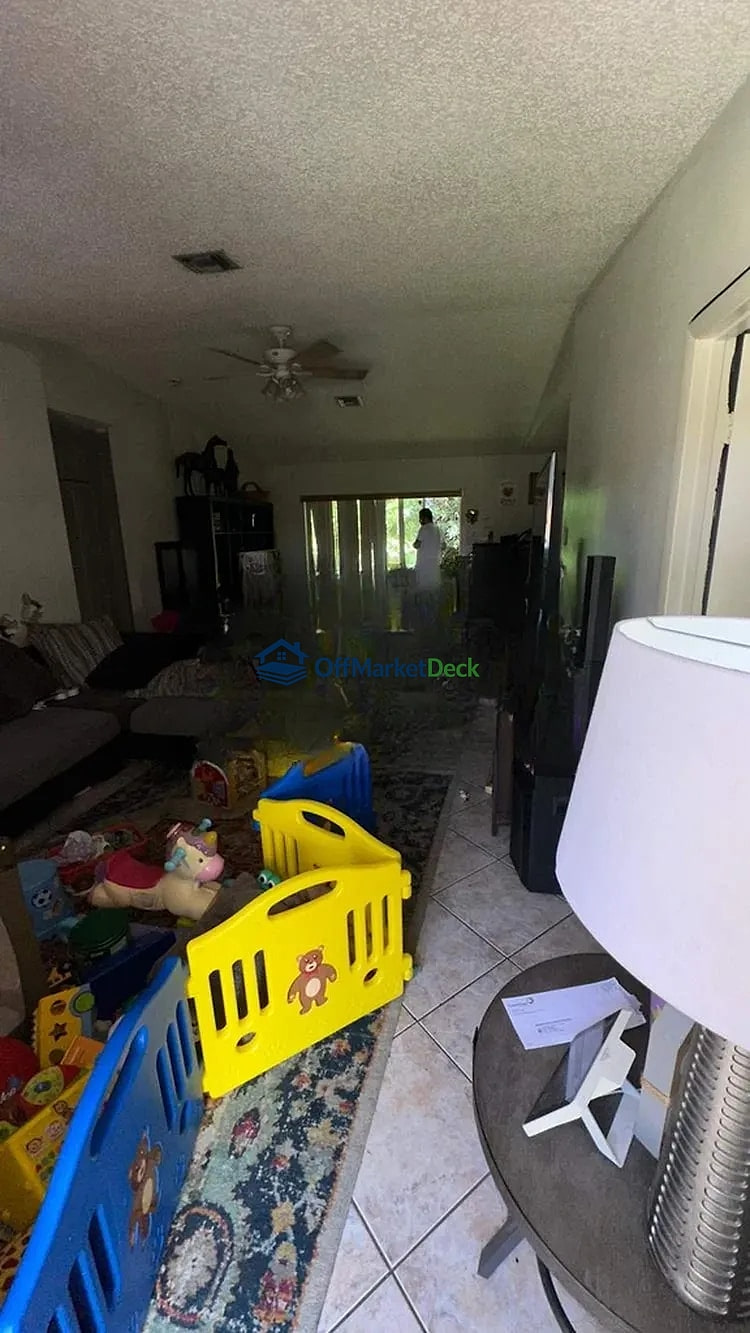 Off-market house in Hollywood, Florida — 3 beds, 2 baths, $395,000 — photo 3 of 8