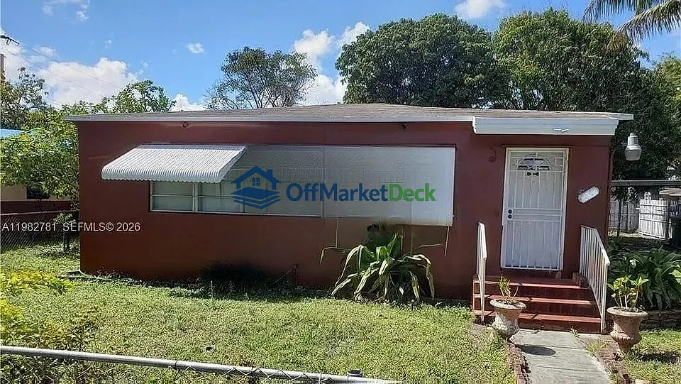 Off-market house in North Miami, Florida — 3 beds, 2 baths, $399,900 — photo 2 of 3