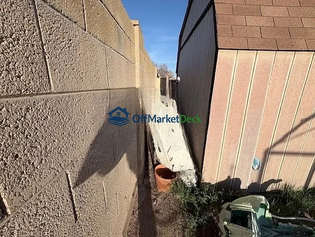 Off-market house in Phoenix, Arizona — 3 beds, 2 baths, $259,990 - Blurred background Image