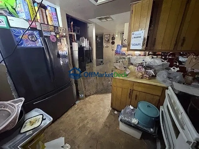 Off-market house in Phoenix, Arizona — 3 beds, 2 baths, $259,990 — photo 8 of 8