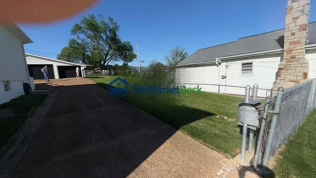 Off-market house in St. Louis, Missouri — 2 beds, 2 baths, $199,900 — photo 5 of 8