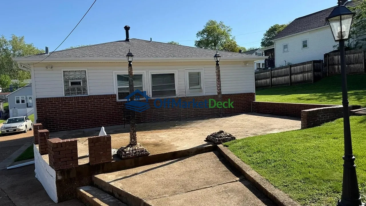 Off-market house in St. Louis, Missouri — 2 beds, 2 baths, $199,900 - Blurred background Image