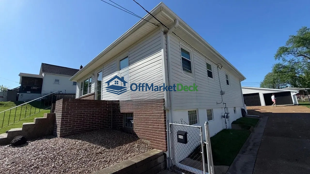 Off-market house in St. Louis, Missouri — 2 beds, 2 baths, $199,900 — photo 3 of 8