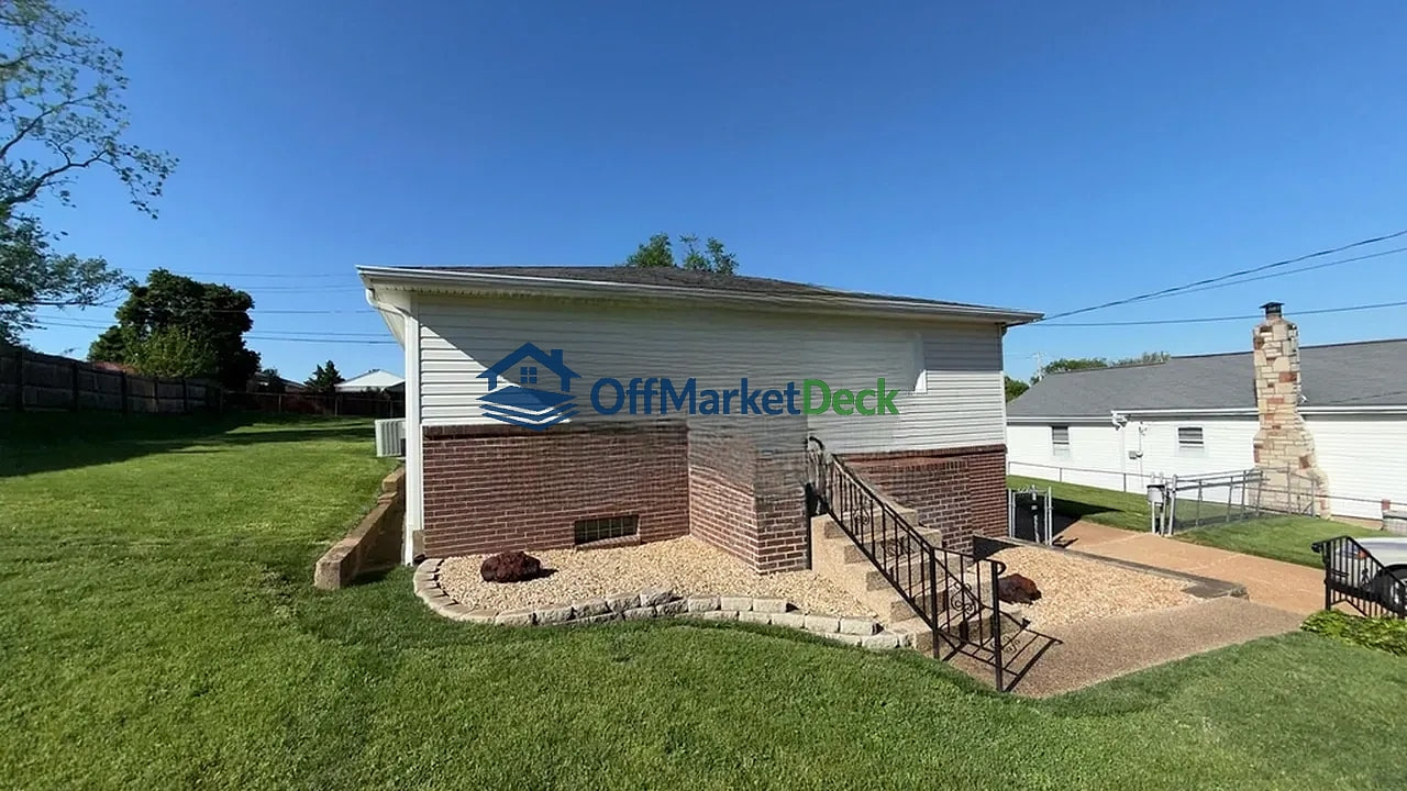 Off-market house in St. Louis, Missouri — 2 beds, 2 baths, $199,900 — photo 2 of 8