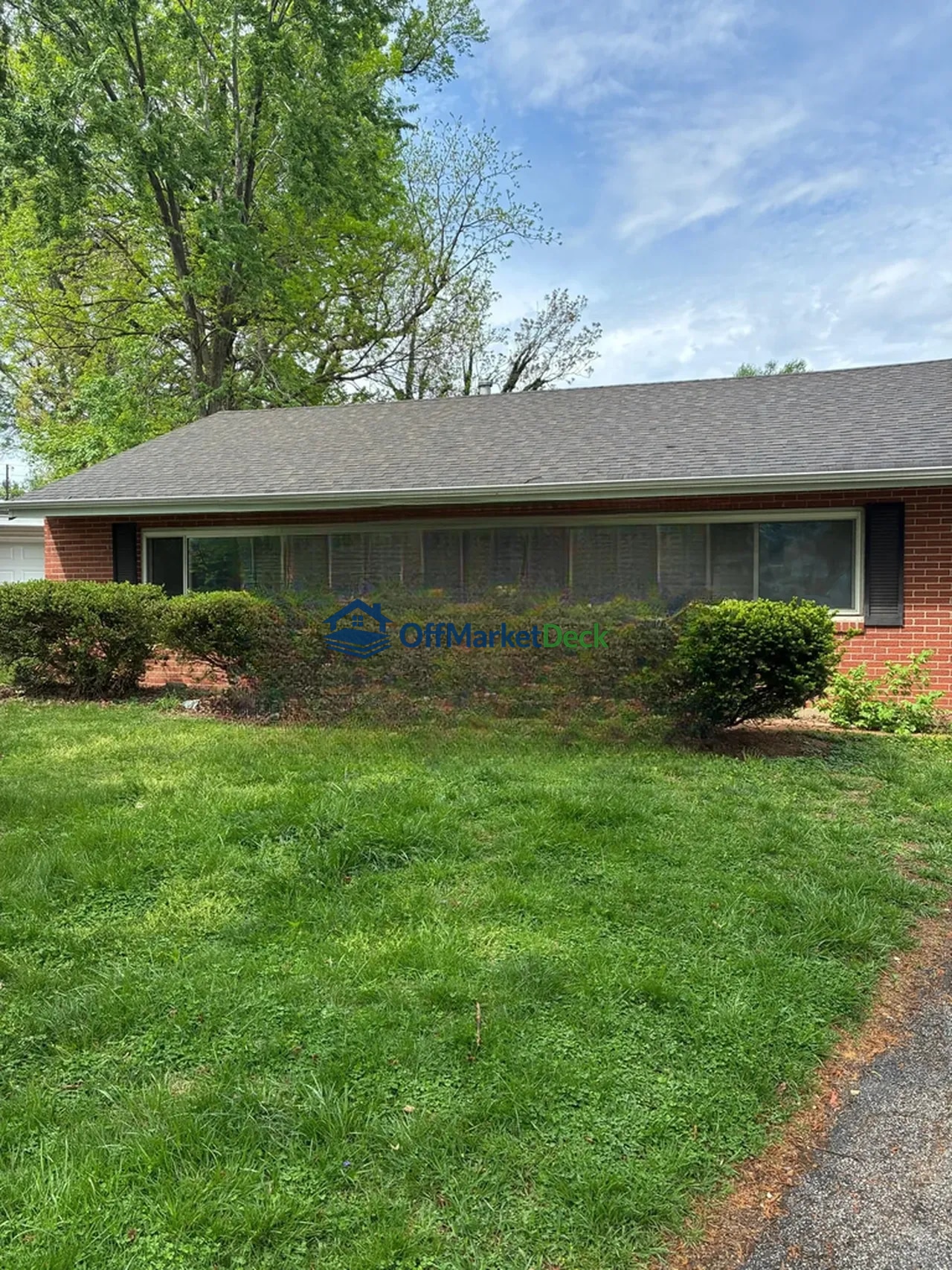 Off-market house in Florissant, Missouri — 2 beds, 1 bath, $94,900 - Blurred background Image