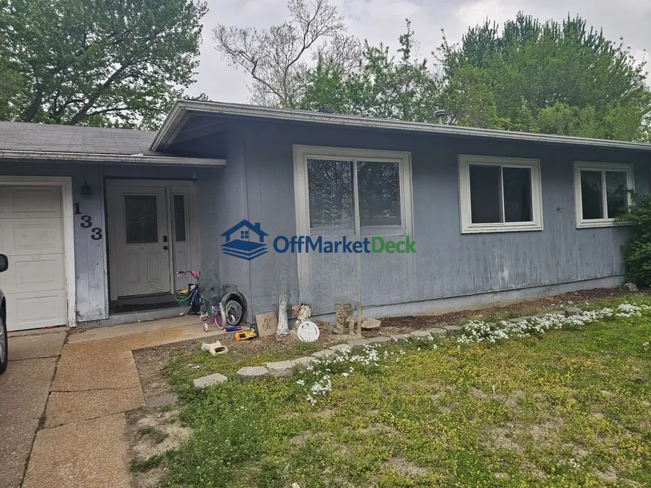 Off-market house in St. Peters, Missouri — 5 beds, 3 baths, $167,900 - Blurred background Image