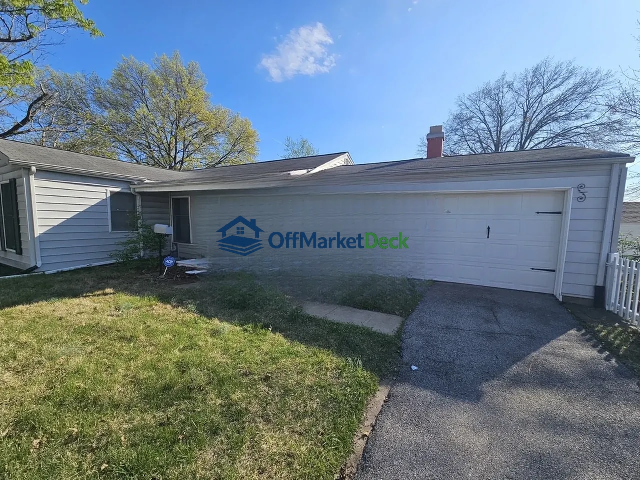Off-market house in St. Louis, Missouri — 3 beds, 1 bath, $174,900 - Blurred background Image
