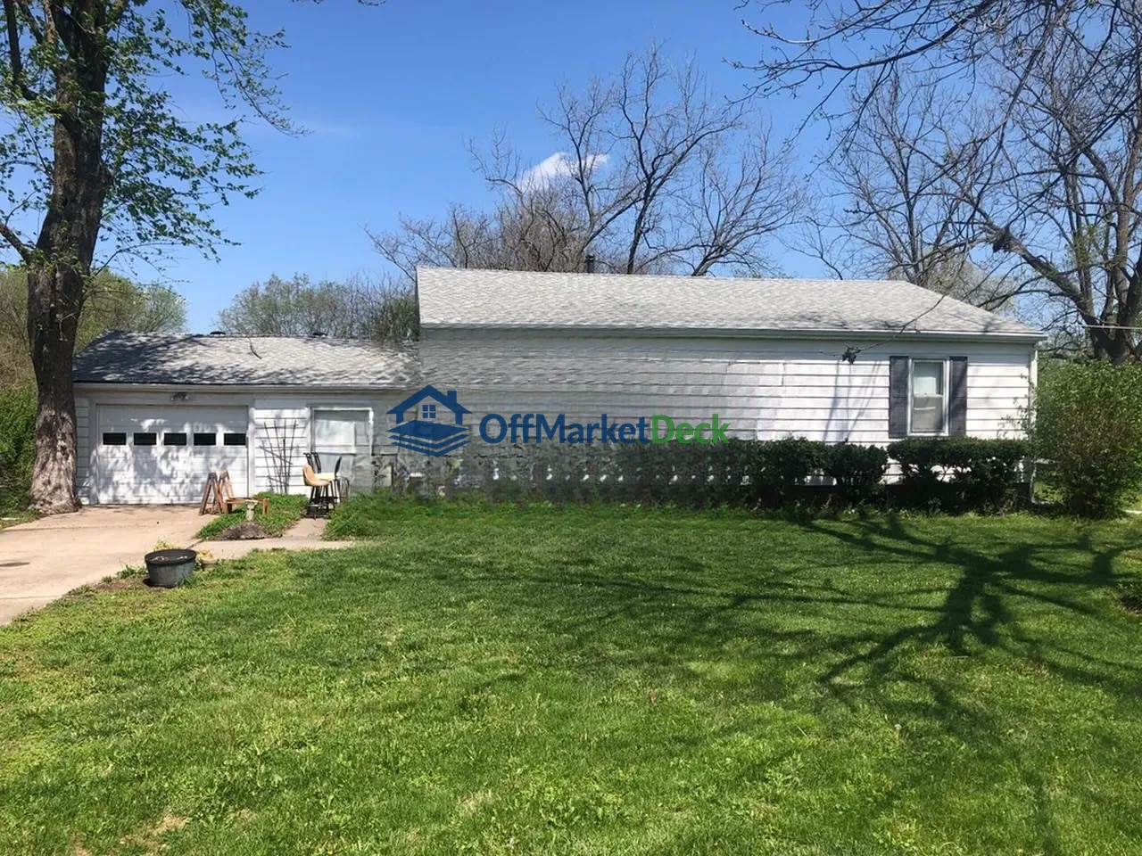 Off-market house in Kansas City, Missouri — 3 beds, 1.5 baths, $154,900 - Blurred background Image