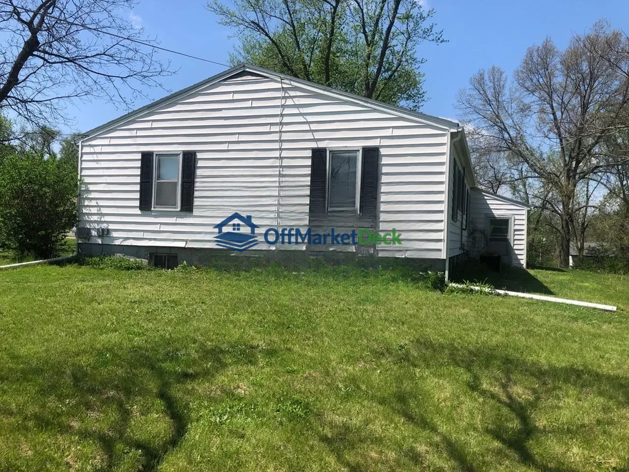 Off-market house in Kansas City, Missouri — 3 beds, 1.5 baths, $154,900 — photo 3 of 8