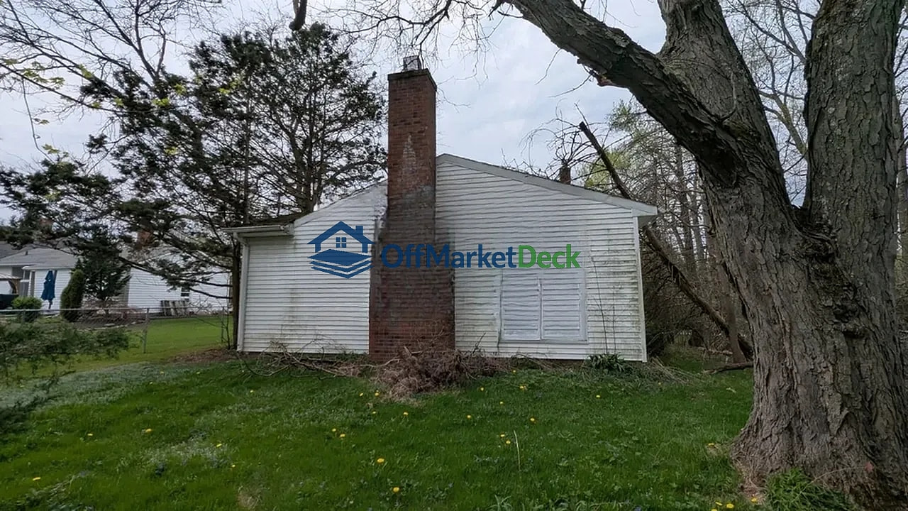 Off-market house in Solon, Ohio — 3 beds, 1.5 baths, $164,900 — photo 5 of 8