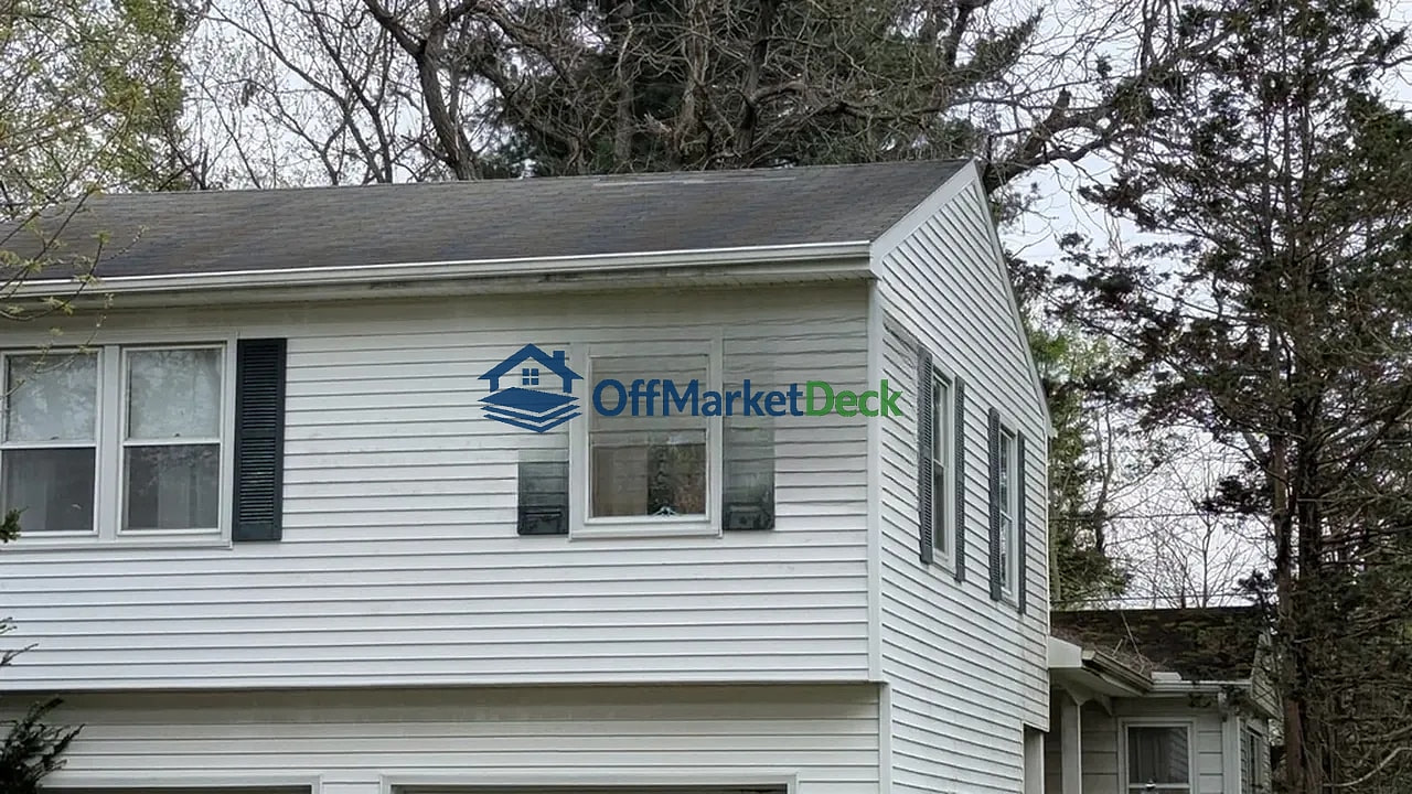 Off-market house in Solon, Ohio — 3 beds, 1.5 baths, $164,900 — photo 3 of 8