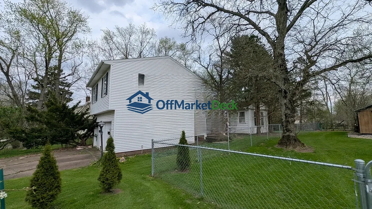 Off-market house in Solon, Ohio — 3 beds, 1.5 baths, $164,900 — photo 2 of 8