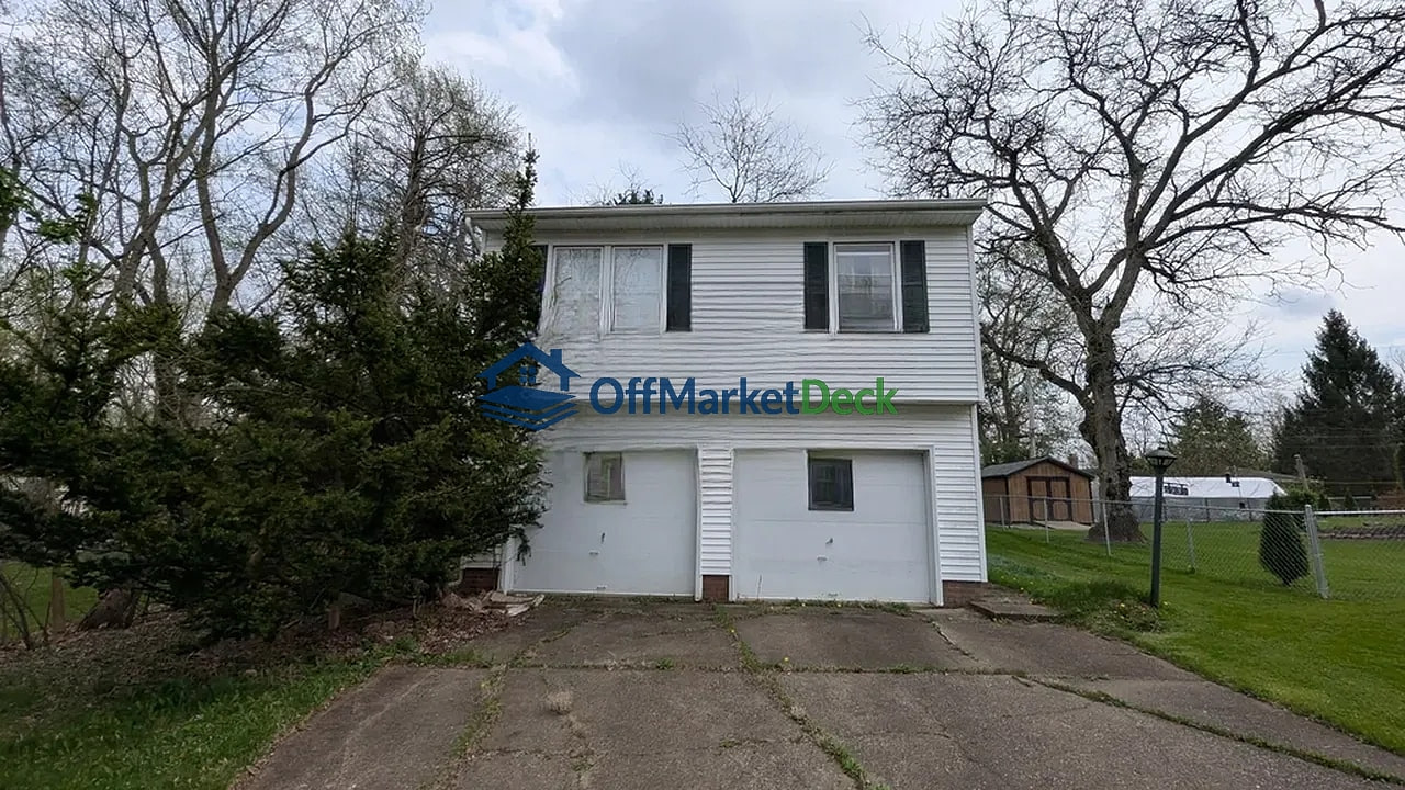 Off-market house in Solon, Ohio — 3 beds, 1.5 baths, $164,900 - Blurred background Image
