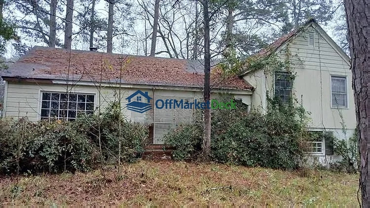 Off-market house in Macon, Georgia — 3 beds, 2 baths, $117,400 - Blurred background Image