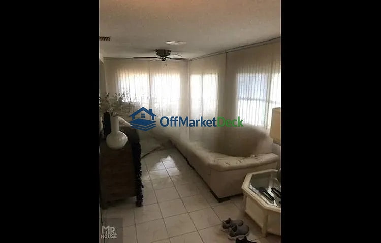 Off-market house in Pompano Beach, Florida — 3 beds, 2 baths, $289,000 — photo 7 of 8