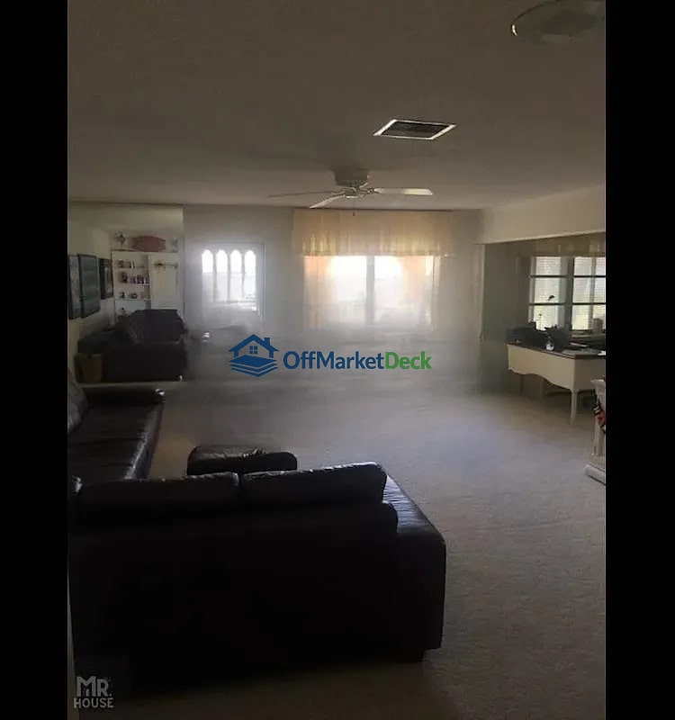 Off-market house in Pompano Beach, Florida — 3 beds, 2 baths, $289,000 — photo 5 of 8