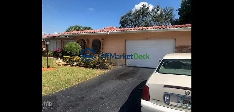 Off-market house in Pompano Beach, Florida — 3 beds, 2 baths, $289,000 — photo 2 of 8