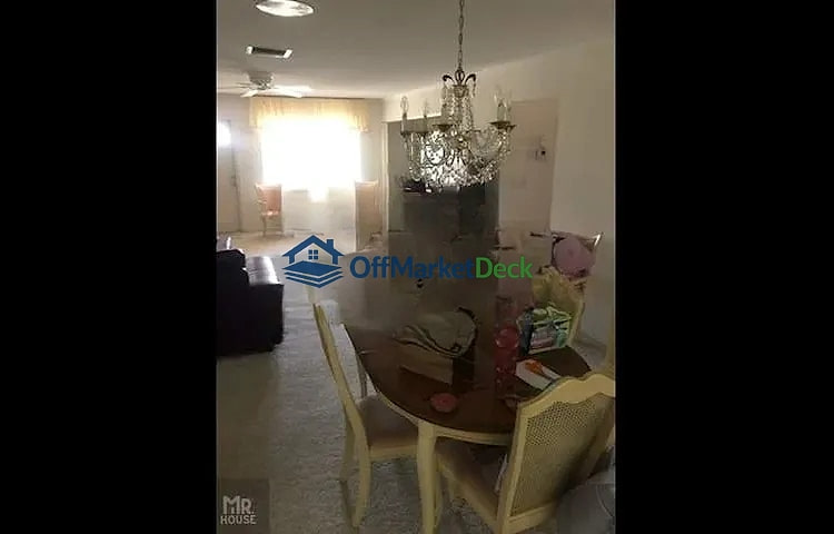 Off-market house in Pompano Beach, Florida — 3 beds, 2 baths, $289,000 — photo 4 of 8