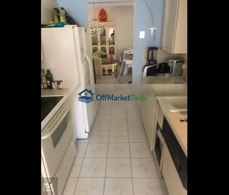 Off-market house in Pompano Beach, Florida — 3 beds, 2 baths, $289,000 — photo 3 of 8