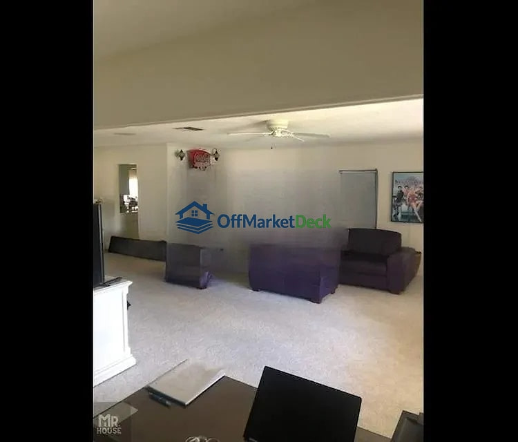 Off-market house in Pompano Beach, Florida — 3 beds, 2 baths, $289,000 — photo 6 of 8