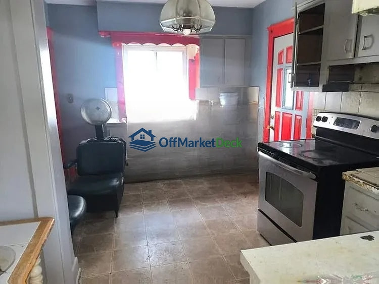 Off-market house in Lansing, Michigan — 3 beds, 1 bath, $60,000 — photo 6 of 8