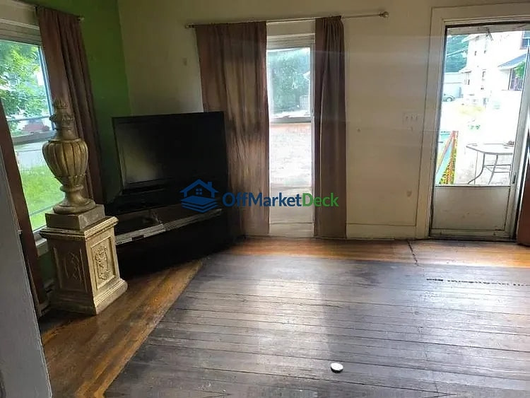 Off-market house in Lansing, Michigan — 3 beds, 1 bath, $60,000 — photo 4 of 8