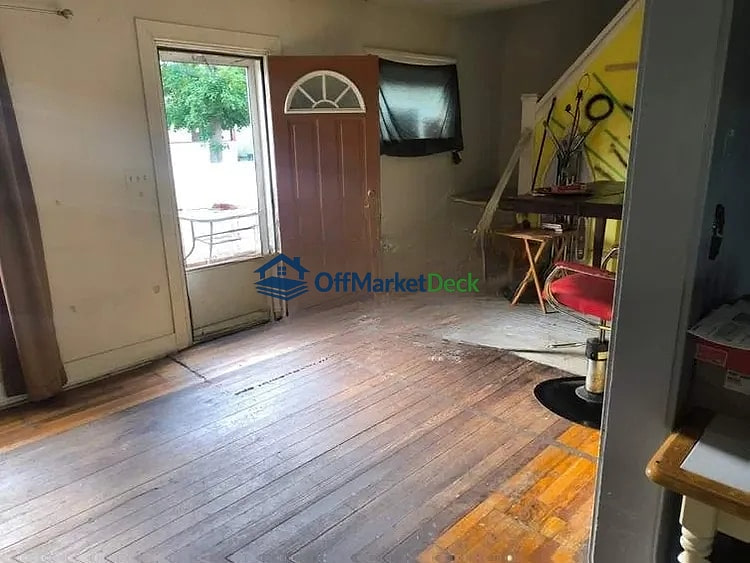 Off-market house in Lansing, Michigan — 3 beds, 1 bath, $60,000 — photo 3 of 8