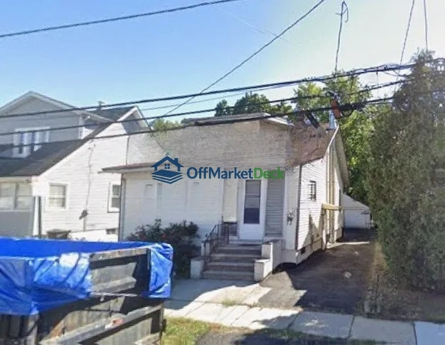 Off-market duplex in Hillside, New Jersey — 3 beds, 3 baths, $489,000 — photo 3 of 5