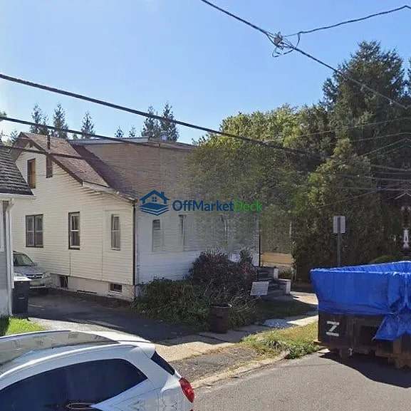 Off-market duplex in Hillside, New Jersey — 3 beds, 3 baths, $489,000 — photo 2 of 5