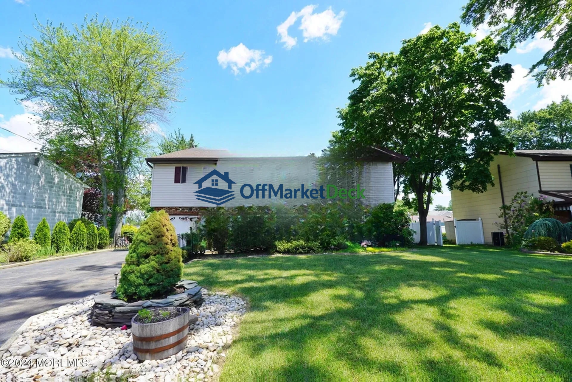 Off-market house in Hazlet, New Jersey — 4 beds, 2 baths, $400,000 - Blurred background Image