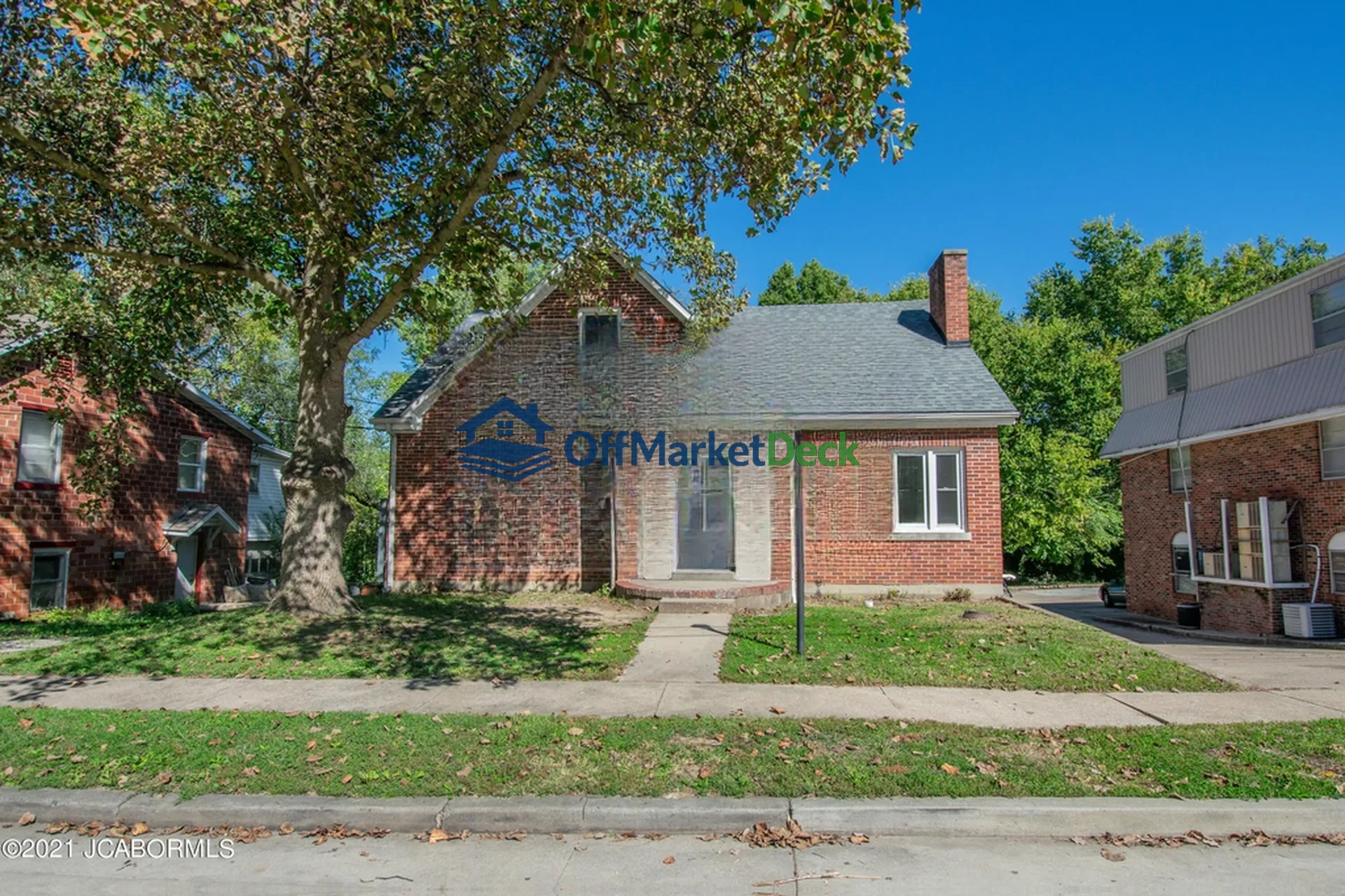 Off-market house in Jefferson City, Missouri — 4 beds, 2 baths, $175,000 - Blurred background Image