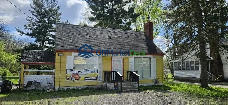 Off-market house in Youngstown, Ohio — 4 beds, 1.5 baths, $120,000 - Blurred background Image