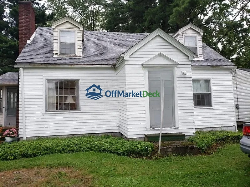 Off-market house in Youngstown, Ohio — 4 beds, 1.5 baths, $120,000 — photo 2 of 5