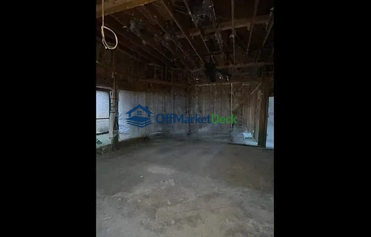 Off-market house in Mobile, Alabama — 4 beds, 2 baths, $210,000 — photo 2 of 8