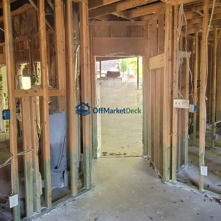 Off-market house in Mobile, Alabama — 4 beds, 2 baths, $210,000 — photo 5 of 8